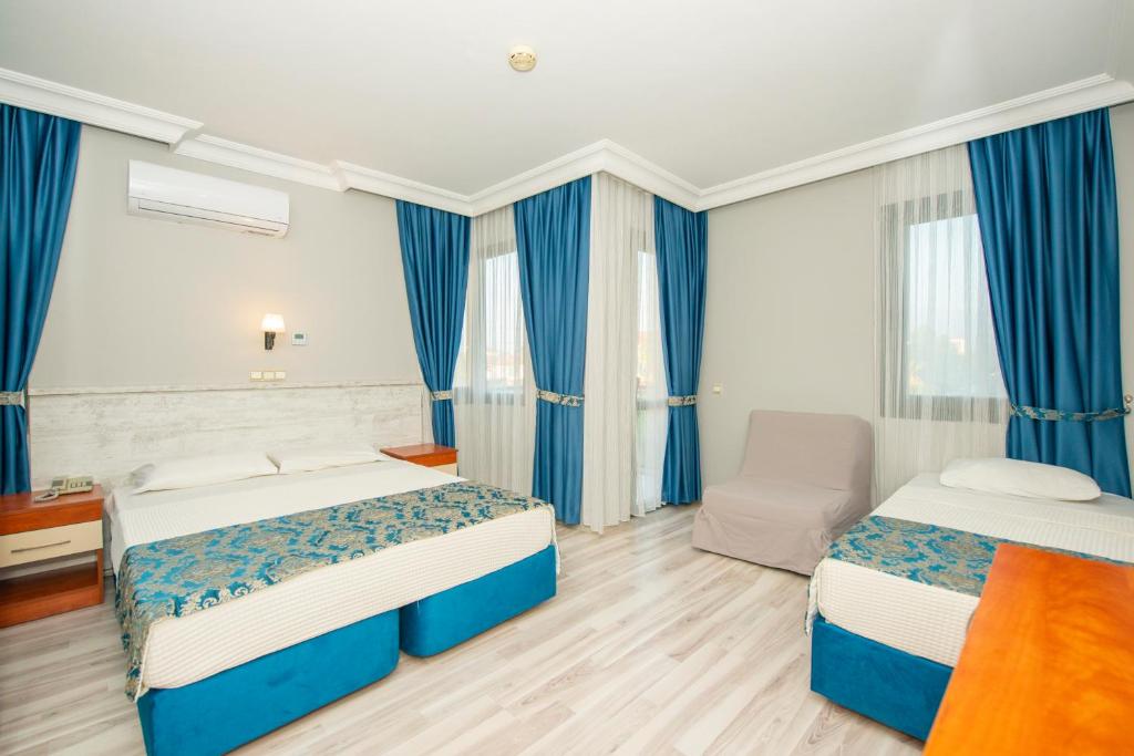 Postel nebo postele na pokoji v ubytování Golden Moon Hotel