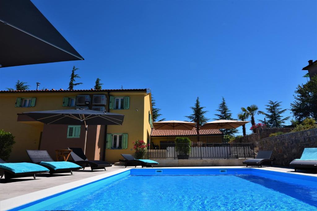Bazén v ubytování Letorina rooms and apartments with pool nebo v jeho okolí