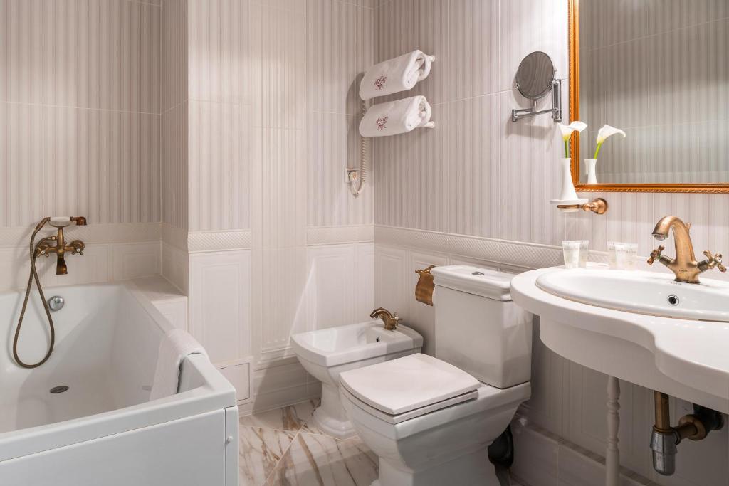 Koupelna v ubytování Mozart Hotel