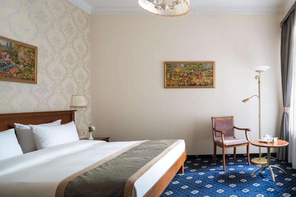 Postel nebo postele na pokoji v ubytování Mozart Hotel