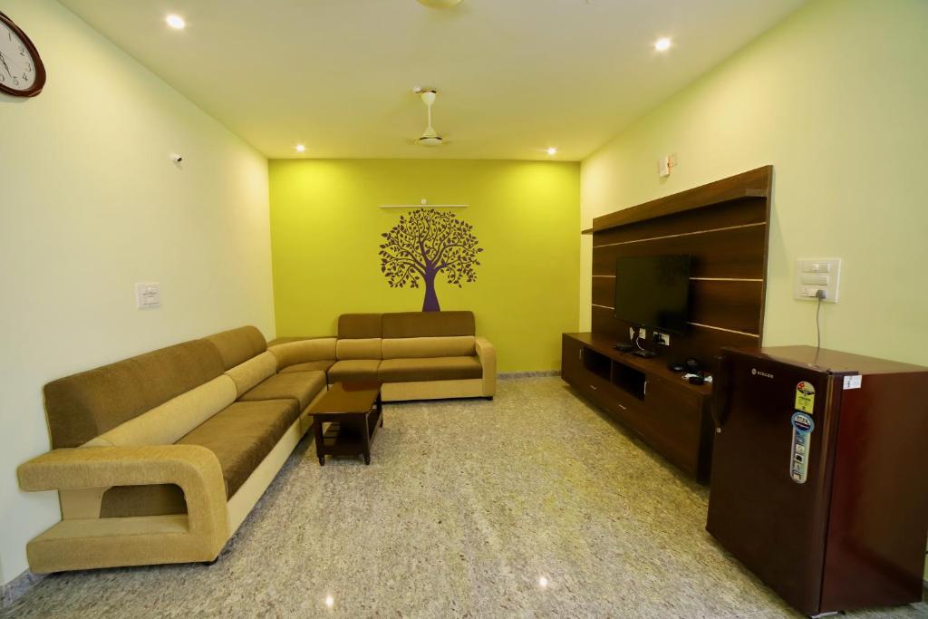 TrueLife - Railway station - On way to Balaji Temple - Breakfast included - Large 2BHK AC Apartments - Enjoy morning Coffee Tea Milk - Modular Kitchen - Fast WiFi, Jio Smart TV - Easy access to all Temples - Travels - TrueLife's service with lots of Love photo