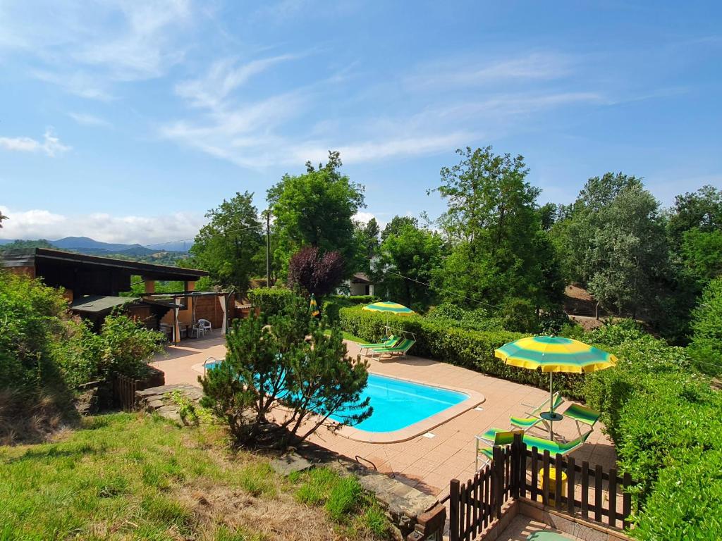 una imagen de una piscina en un patio en Agriturismo Il Burlino Apartments, en Lerma