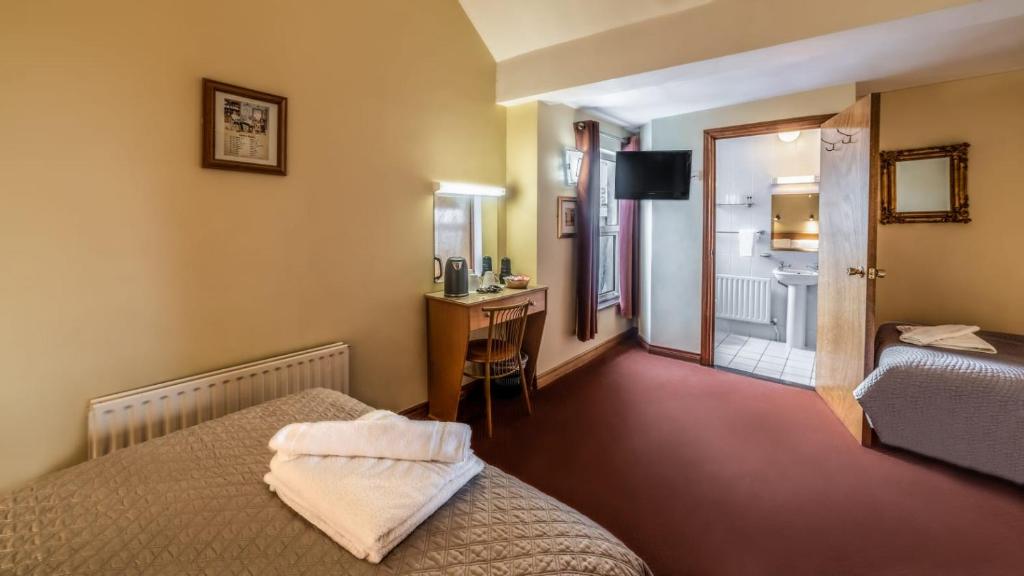 Postel nebo postele na pokoji v ubytování Holiday Hotel