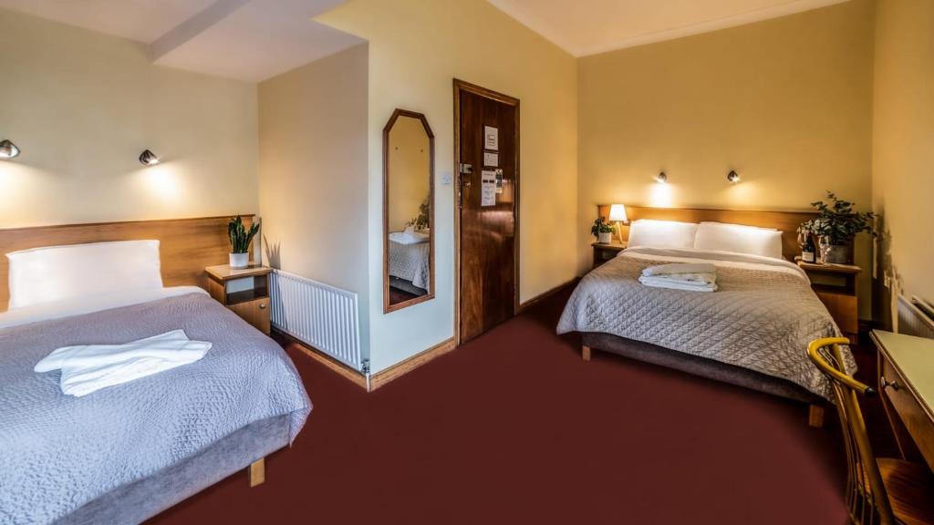 Postel nebo postele na pokoji v ubytování Holiday Hotel