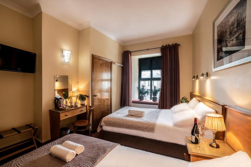 Postel nebo postele na pokoji v ubytování Holiday Hotel