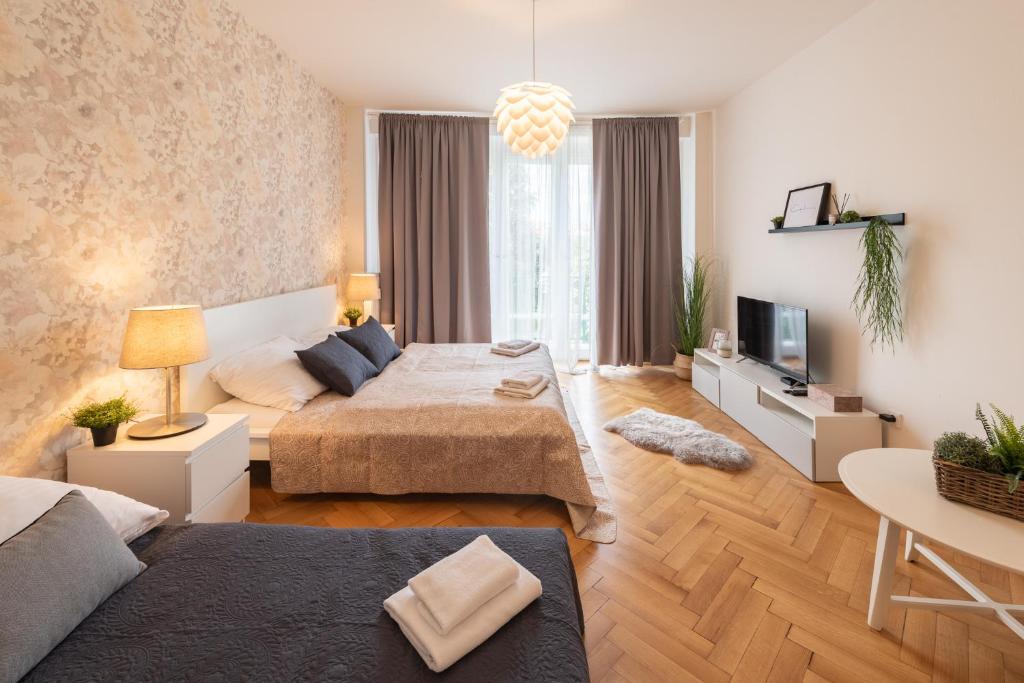 sala de estar con cama y TV. en Luxury apartment in prime location, en Praga