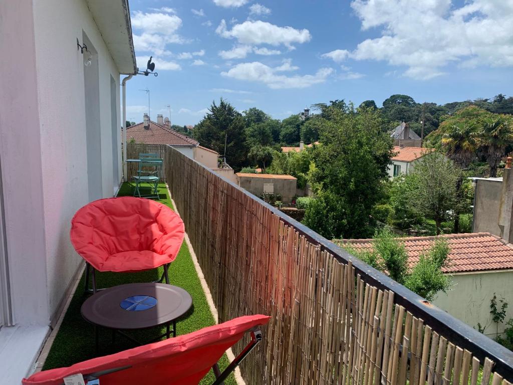 En balkon eller terrasse på Le Chant des Pierres - En Coeur de Ville