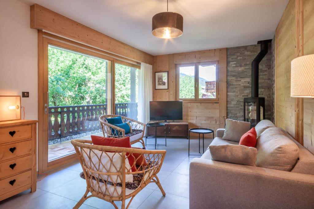 ein Wohnzimmer mit Couch und Balkon in der Unterkunft BERGERS 1 in Morzine