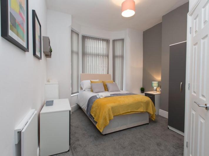 Townhouse @ 166 Ruskin Road Crewe - Double Room With Private Bathroom
