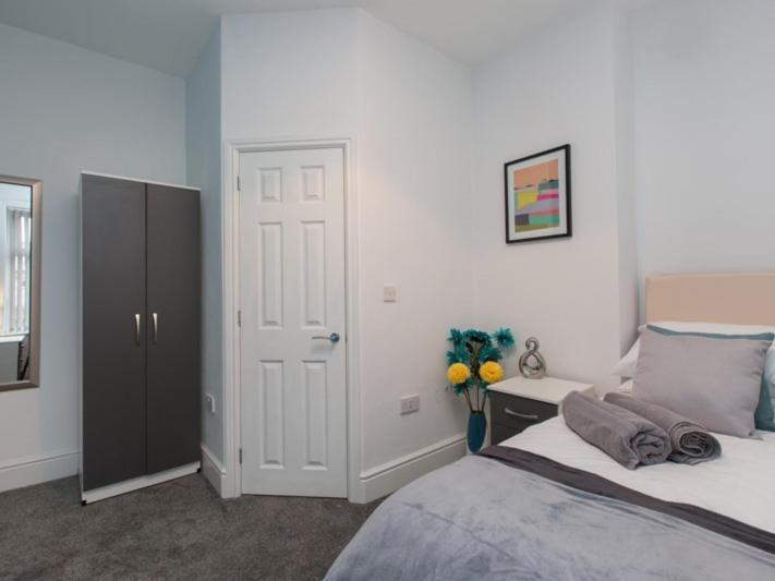 Townhouse @ 166 Ruskin Road Crewe - Double Room With Private Bathroom