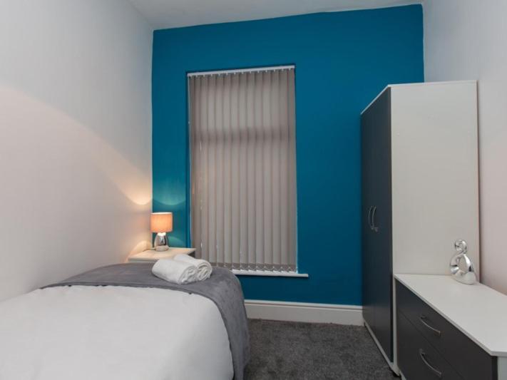 Townhouse @ 166 Ruskin Road Crewe - Single Room With Shared Bathroom