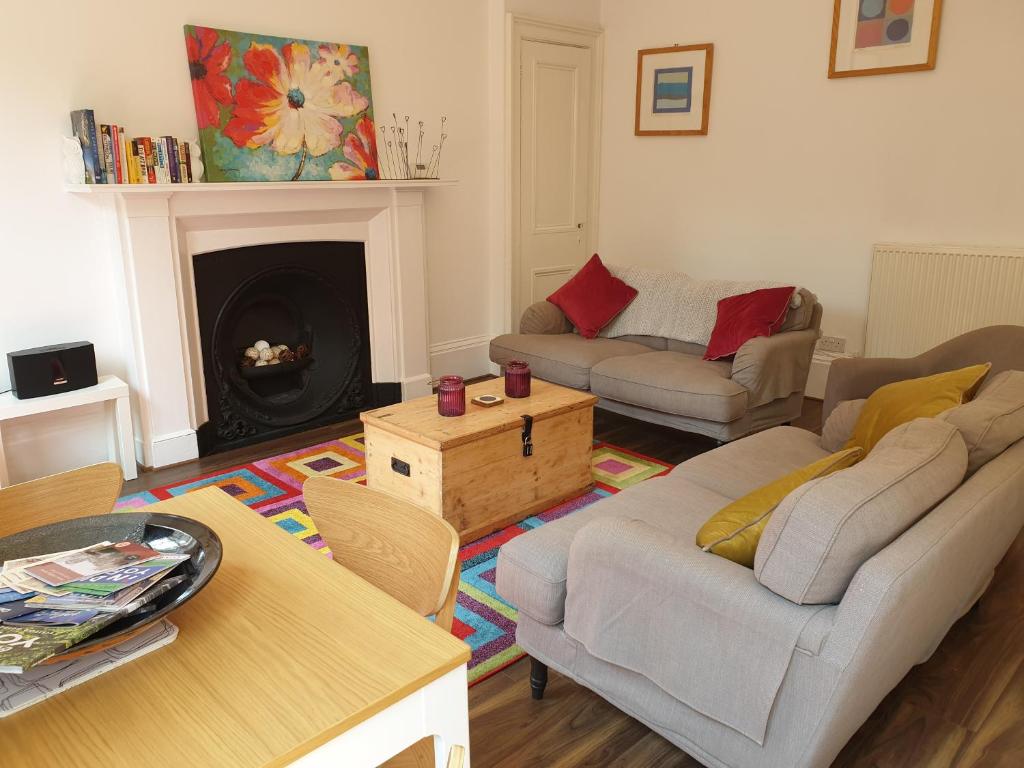 ein Wohnzimmer mit 2 Sofas und einem Kamin in der Unterkunft St Martins View in York