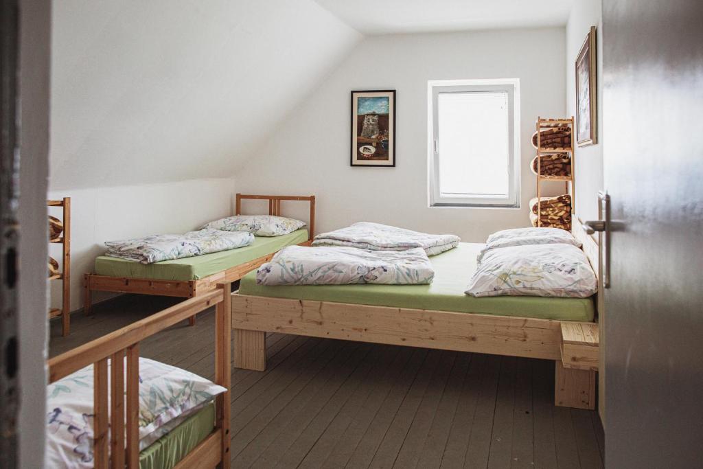 2 beliches num quarto com uma janela em Dom na Slivnici em Cerknica