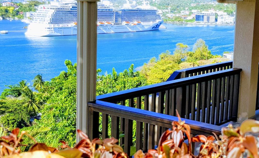 balkon z widokiem na ocean i statki wycieczkowe w obiekcie Ocean Crest w mieście Castries