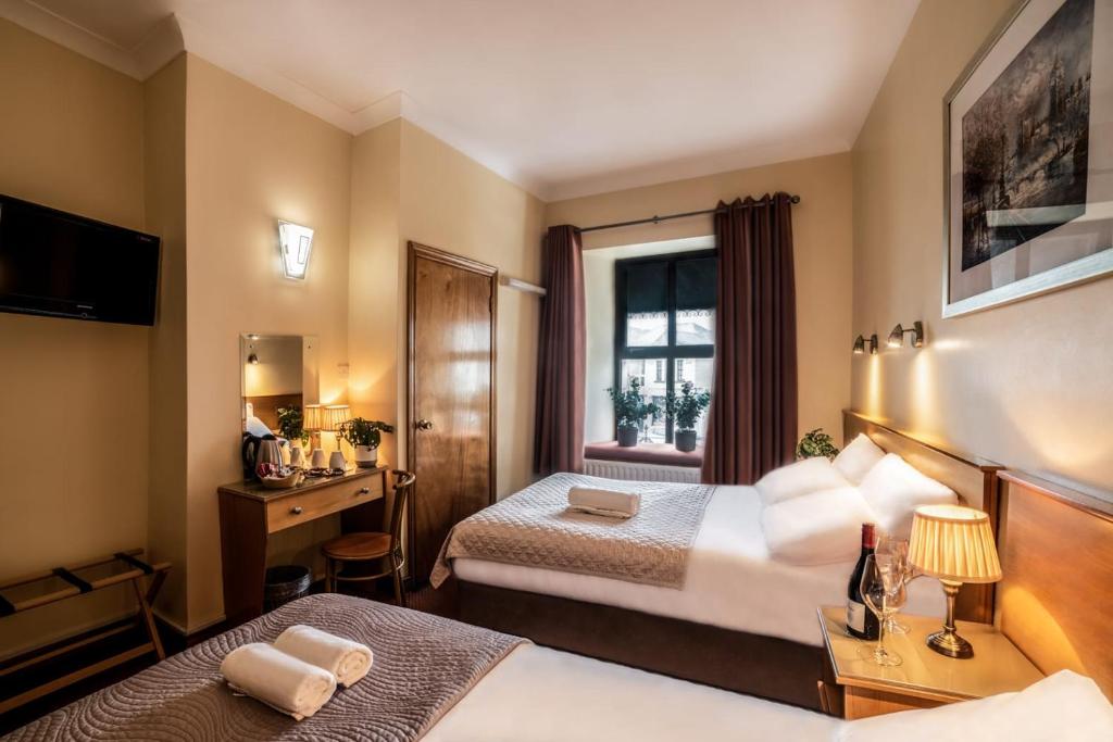 Un pat sau paturi într-o cameră la Holiday Hotel