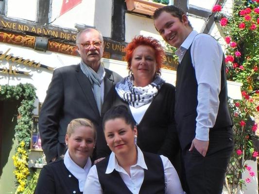 um grupo de pessoas em pé em frente a um edifício em Hotelbetriebe Güldenhaupt GmbH em Arnsberg