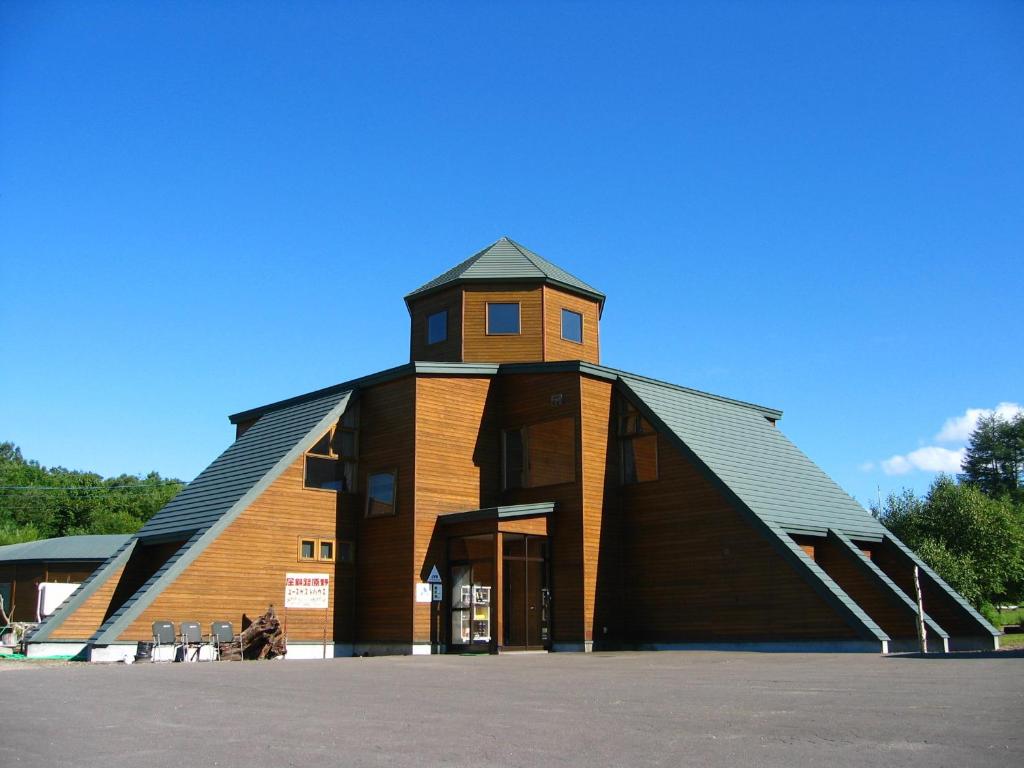 弟子屈町にある屈斜路原野　ユースゲストハウスの時計塔のある大きな木造建築