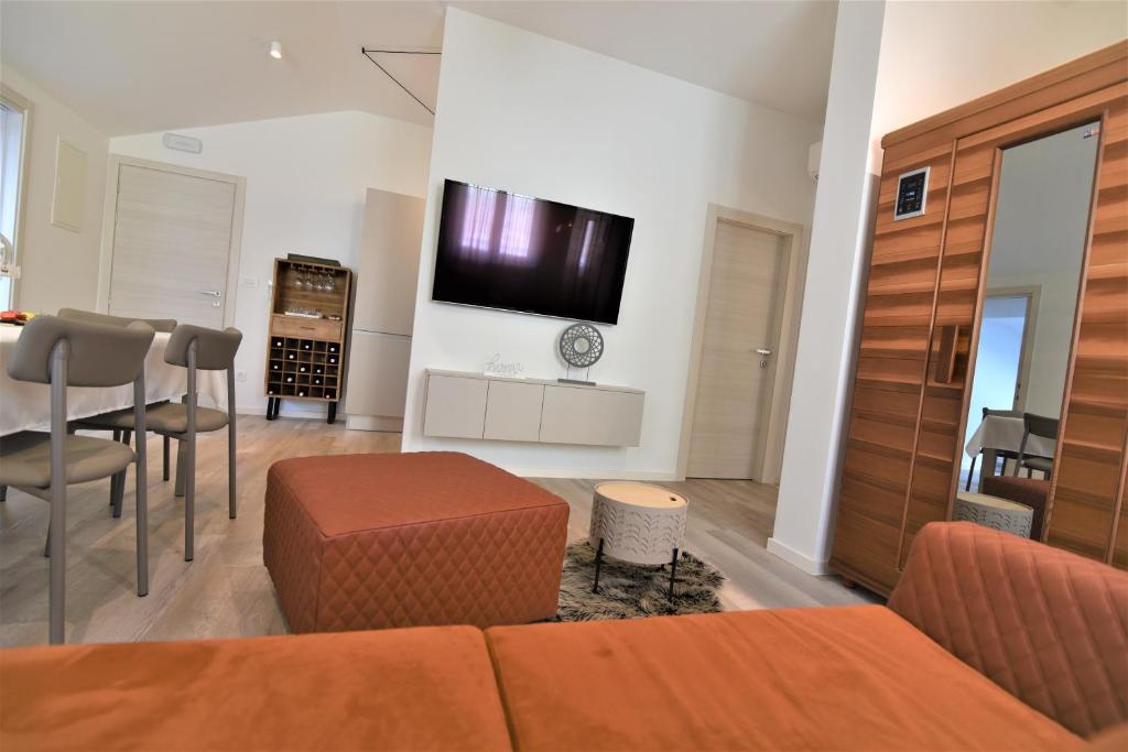 TV a/nebo společenská místnost v ubytování Letorina rooms and apartments with pool