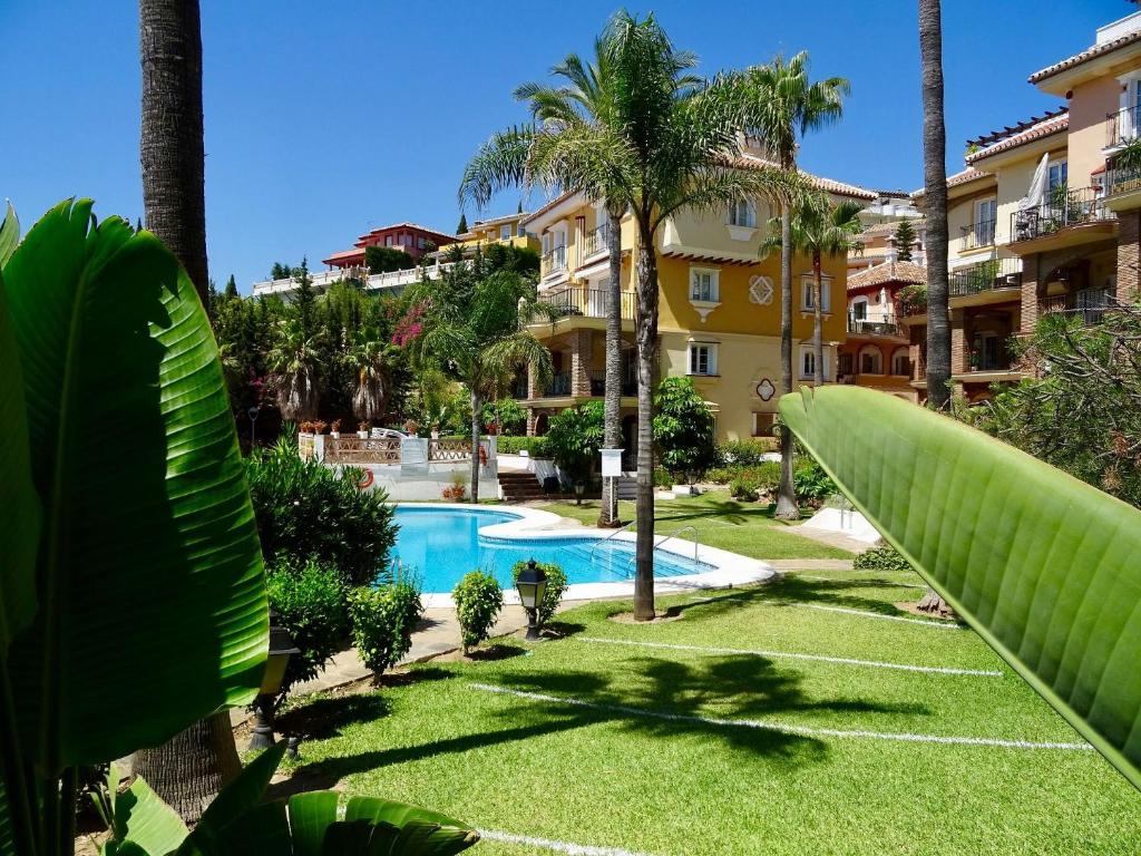 בריכת השחייה שנמצאת ב-Puebla Aida High Quality apartment with AMAZING Sea & Golf Views , Mijas Golf או באזור