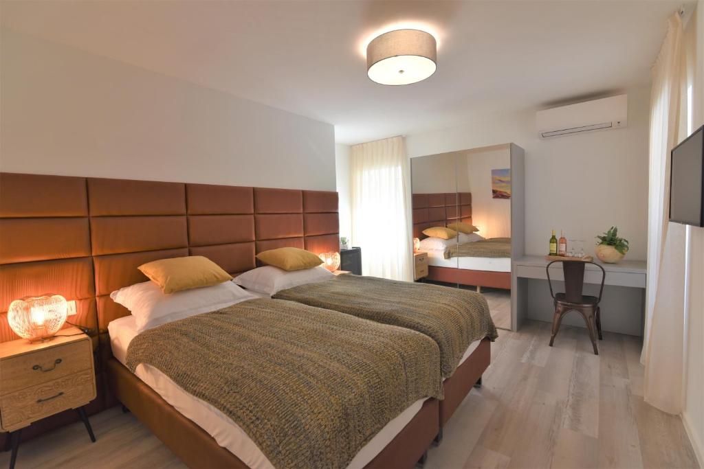 Postel nebo postele na pokoji v ubytování Letorina rooms and apartments with pool