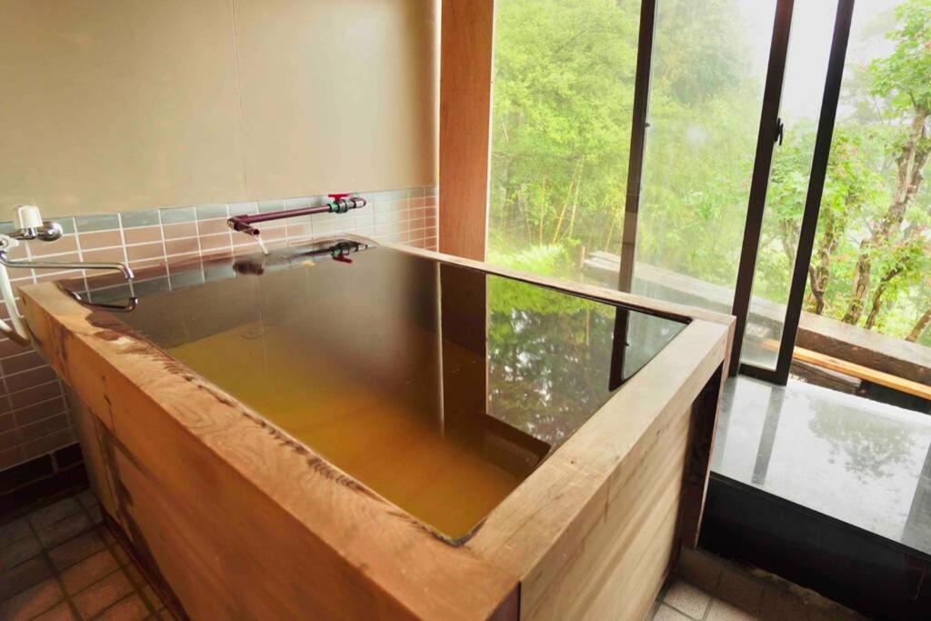 一棟貸切 天然温泉かけ流し 箱根薔薇の丘洋風別荘 Hakone Rose Hill Private Duplex Villa Hotsprings 仙石原 21年 最新料金