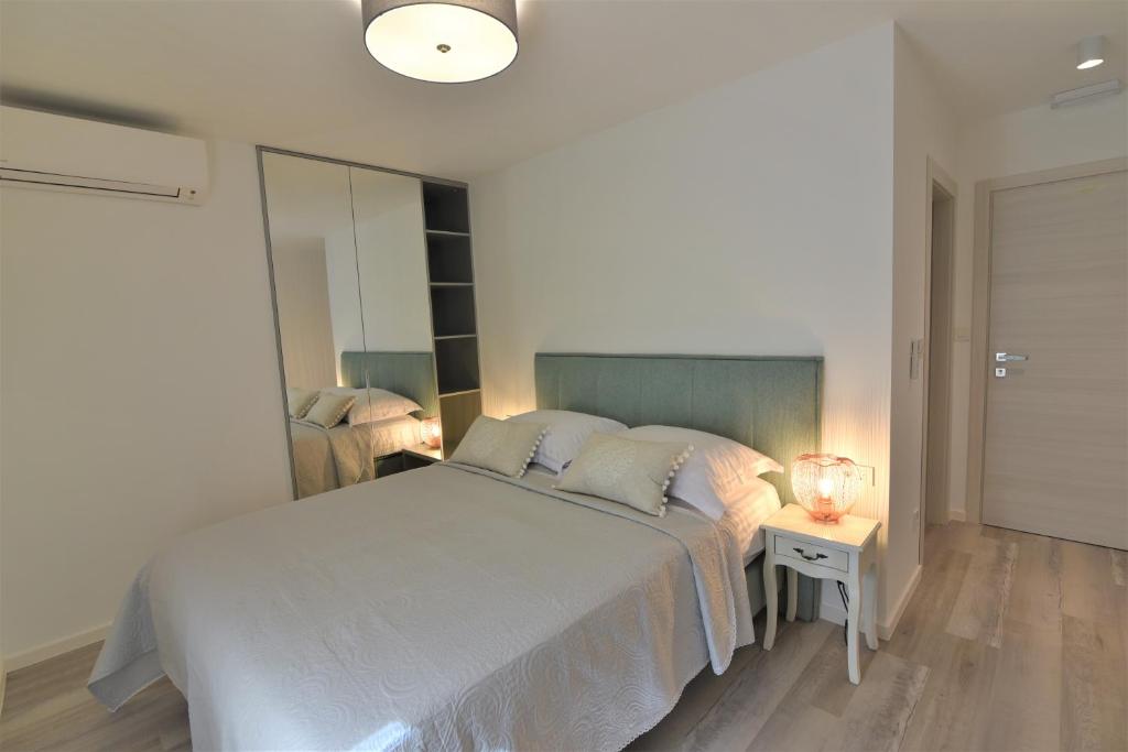 Postel nebo postele na pokoji v ubytování Letorina rooms and apartments with pool