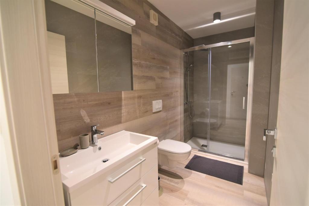 Koupelna v ubytování Letorina rooms and apartments with pool