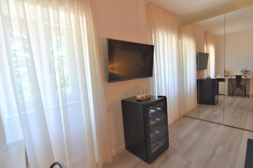 TV a/nebo společenská místnost v ubytování Letorina rooms and apartments with pool