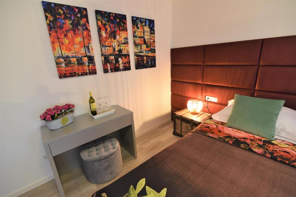 Postel nebo postele na pokoji v ubytování Letorina rooms and apartments with pool