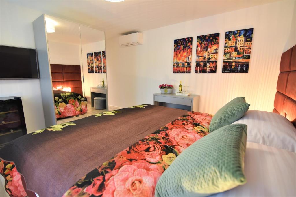 Postel nebo postele na pokoji v ubytování Letorina rooms and apartments with pool