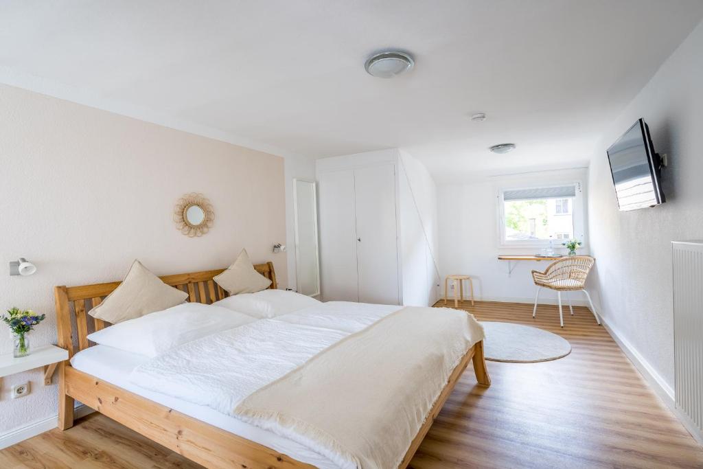 sypialnia z dużym łóżkiem w pokoju w obiekcie Pension Herheinspaziert w mieście Bad Breisig