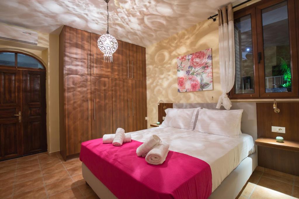 Łóżko lub łóżka w pokoju w obiekcie Tzouganos Villa