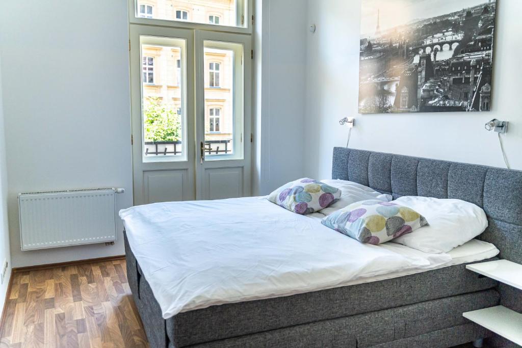 カルロヴィ・ヴァリにあるValenciaKVのベッドルーム1室(白いシーツと枕のベッド1台付)
