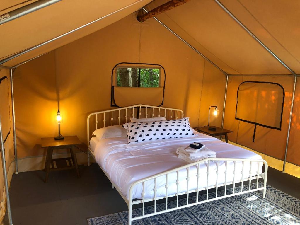 Copalis Beach的住宿－Pacific Dunes Resort，帐篷内一间卧室,配有一张床