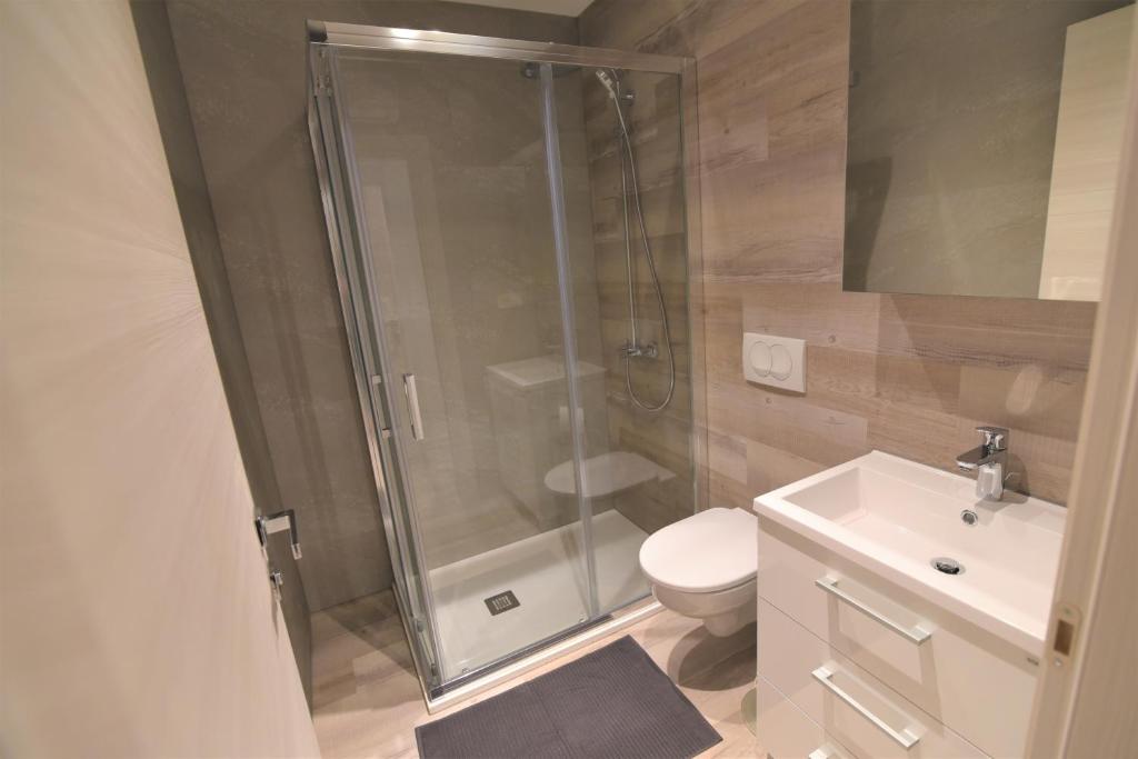 Koupelna v ubytování Letorina rooms and apartments with pool