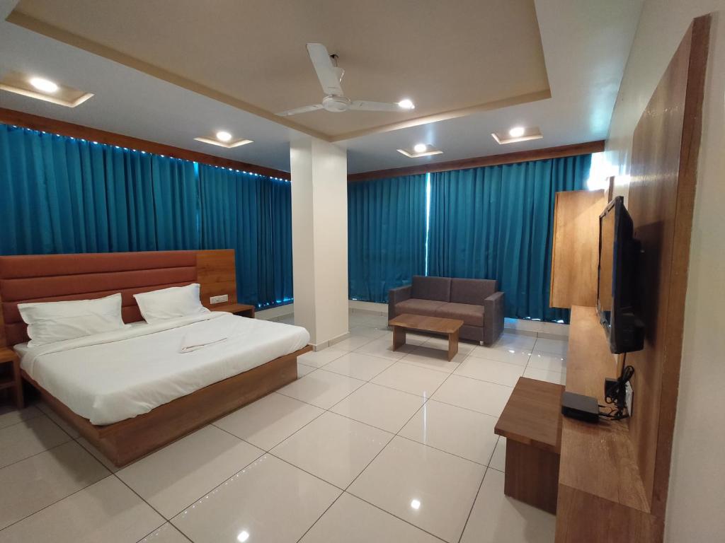 Postel nebo postele na pokoji v ubytování Hotel Neelkamal