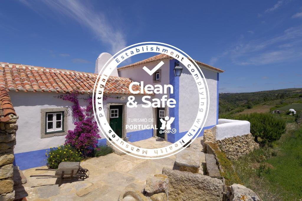 a sign that reads clean and safe in front of a house at Aldeia da Mata Pequena in Mafra