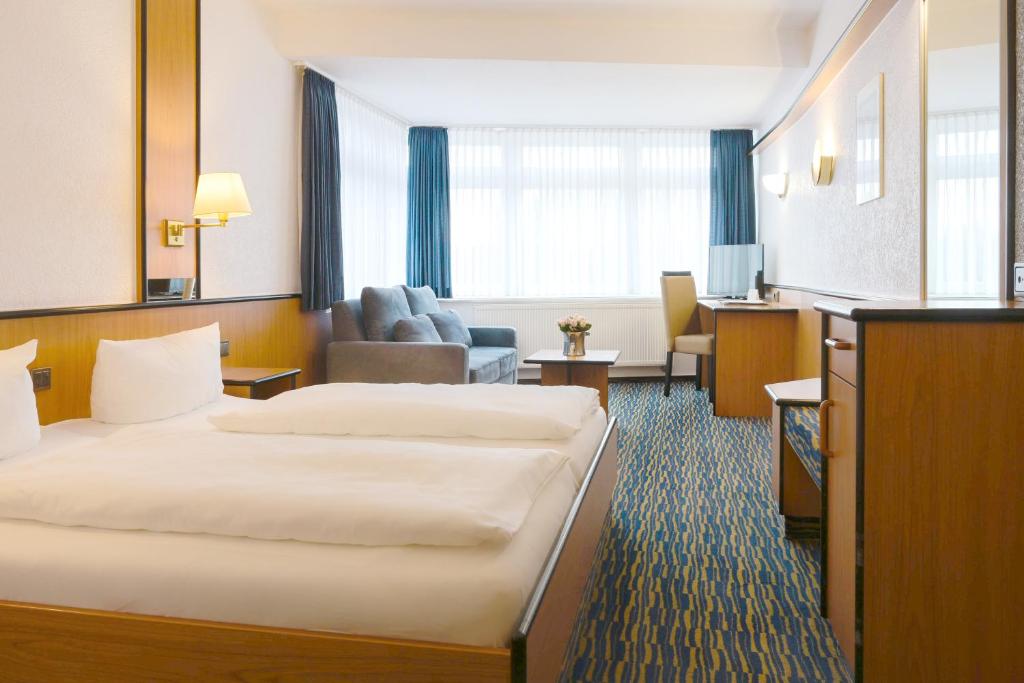 Postel nebo postele na pokoji v ubytování Hotel am Wasserfall