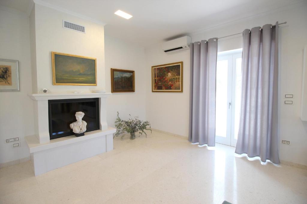 Televízia a/alebo spoločenská miestnosť v ubytovaní Villa Minu