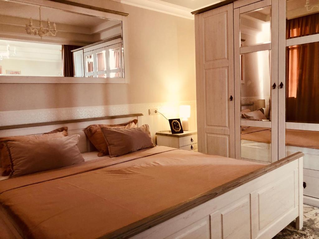 DeLight Apartments في بوريسبول: غرفة نوم مع سرير كبير وخزانة