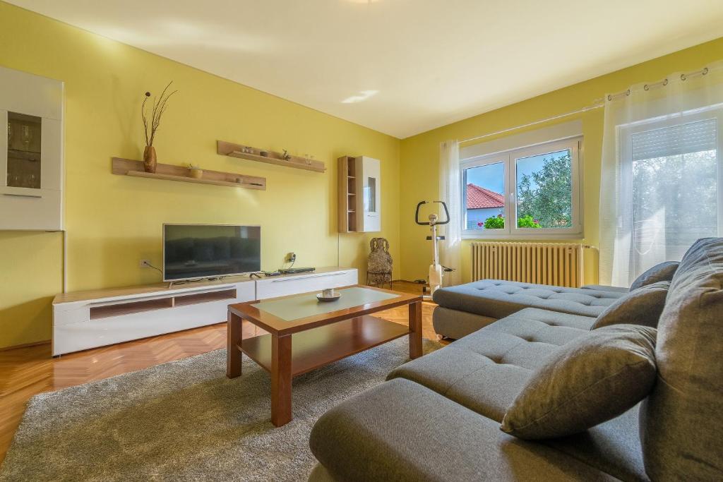 Televízia a/alebo spoločenská miestnosť v ubytovaní Apartments Villa Odesa with shared pool