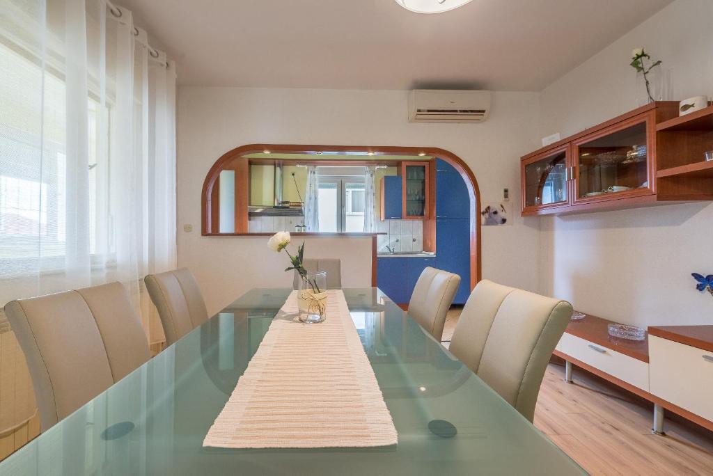 Posedenie v ubytovaní Apartments Villa Odesa with shared pool