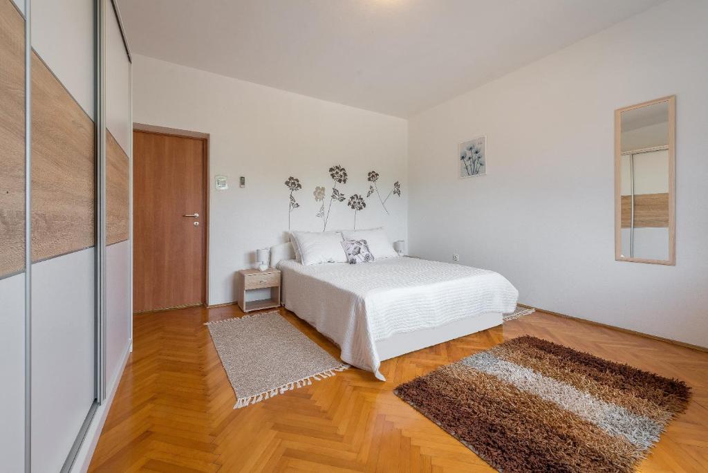 Posteľ alebo postele v izbe v ubytovaní Apartments Villa Odesa with shared pool