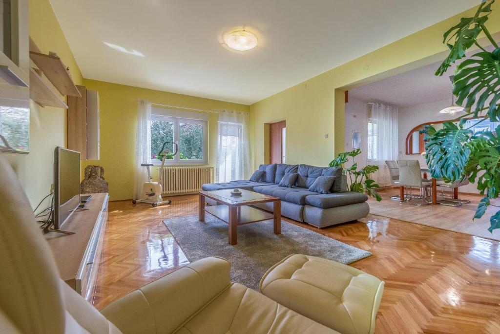 Posedenie v ubytovaní Apartments Villa Odesa with shared pool