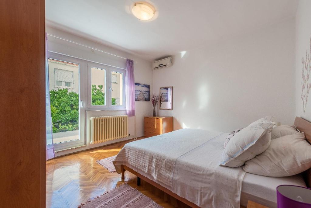 Posteľ alebo postele v izbe v ubytovaní Apartments Villa Odesa with shared pool