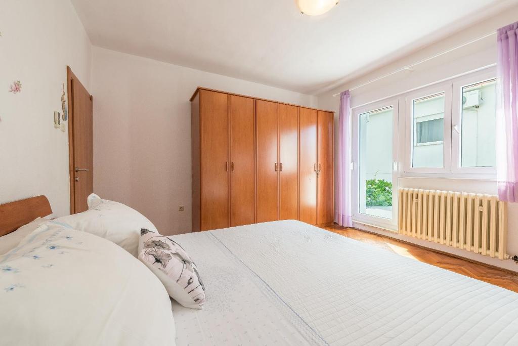 Posteľ alebo postele v izbe v ubytovaní Apartments Villa Odesa with shared pool