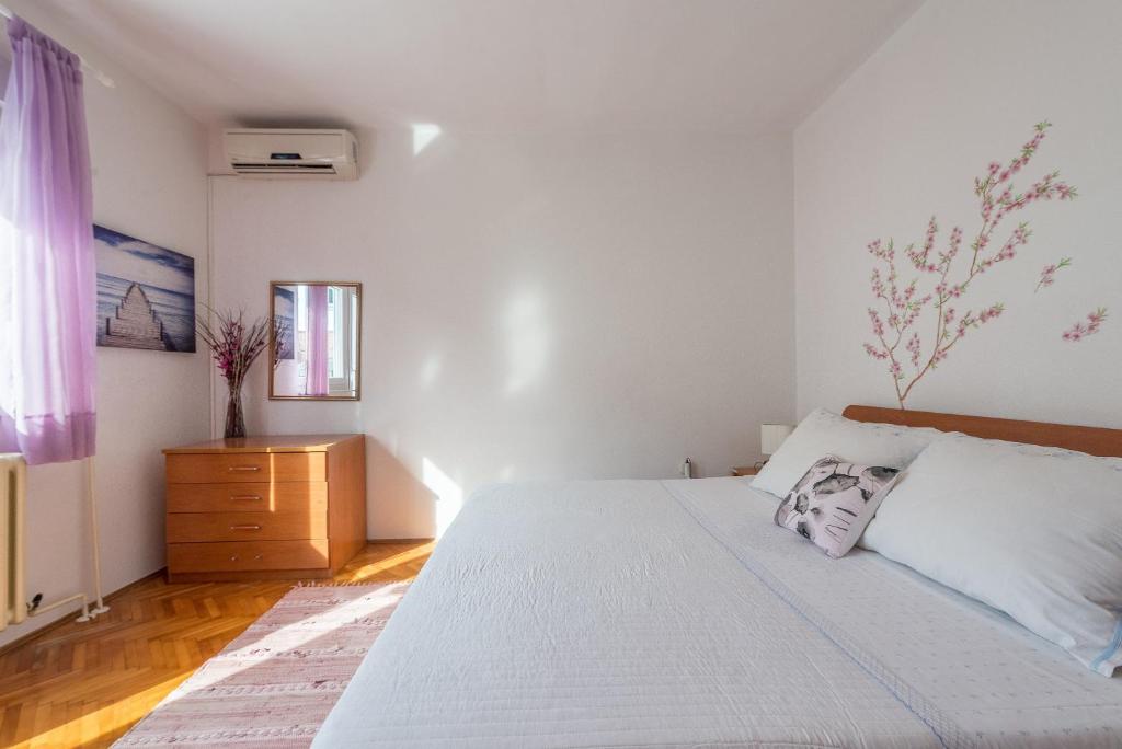 Posteľ alebo postele v izbe v ubytovaní Apartments Villa Odesa with shared pool