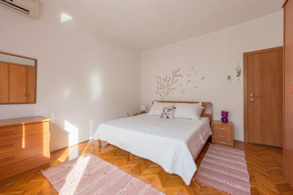 Posteľ alebo postele v izbe v ubytovaní Apartments Villa Odesa with shared pool