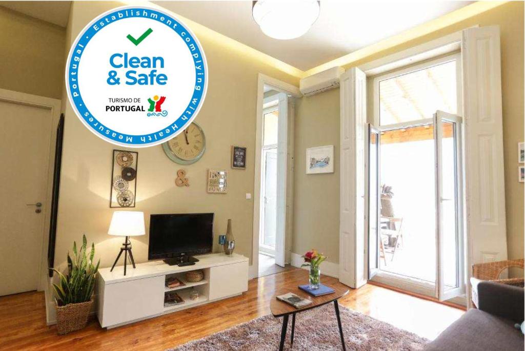 un soggiorno pulito e sicuro con TV di daPraça Apartments a Porto