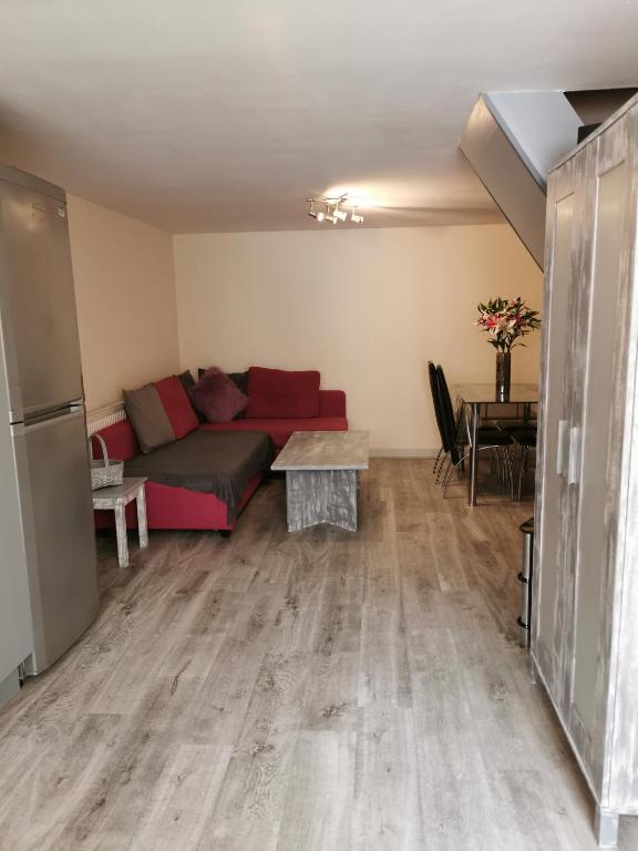 Posezení v ubytování Palaz 1 - 2 Bedroom Garden Flat